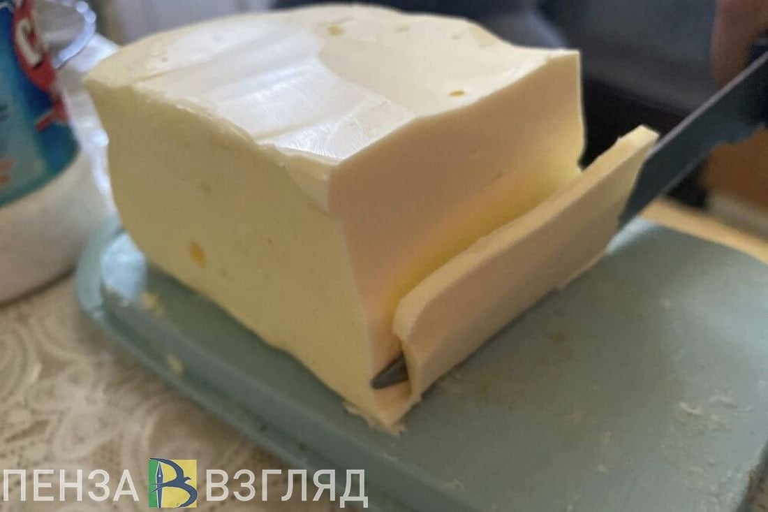 Пензенцам рассказали, какие продукты подорожали сильнее всего за неделю   В общей сложности цены за неделю увеличились на 0,19%, а с начала ноября — на 0,12%.  Продолжает расти стоимость сливочного масла  на 1,4% , сметаны  на 1% , пастеризованного молока  на 0,9% , стерилизованного молока и мороженой рыбы —  на 0,8% , твердых, полутвердых и мягких сыров, пшена  на 0,7% , куриных яиц и маргарина  на 0,6% , творога  на 0,5% , вареных колбас, хлеба, подсолнечного масла, овощных консервов для детского питания и печенья  на 0,4% , пшеничной муки, вермишели и обедов в столовой, кафе, закусочной  на 0,3% , говядины и поваренной соли  на 0,2% , баранины, свинины, макаронных изделий, чая черного и водки  на 0,1% .  В «Парламентской газете» подчеркнули, что больше всего подорожали фрукты и овощи — на 4%.  Так, стоимость огурцов увеличилась на 8,6%, репчатого лука — на 6,3%, картофеля — на 6,1%, помидор — на 5,1%, столовой свеклы — на 4,3%, белокочанной капусты — на 4%, моркови — на 2,3%, бананов — на 1,9% и яблок — на 0,8%