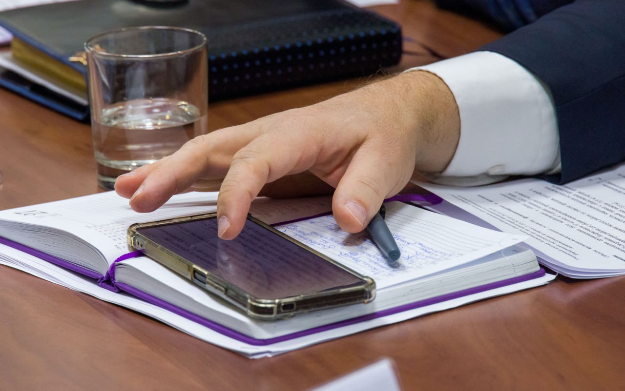 Мошенники завели поддельный канал Госжилинспекции Челябинской области В Челябинске активизировались мошенники действующие от лица Государственной жилищной инспекции С фальшивого канала в Telegram они призывают жертв актуализировать информацию об использовании недвижимости а для этого пройти по ссылке и назвать цифровой код Сообщения приходят из телеграм канала ГЖИ В них злоумышленники просят обновить данные об изменившейся регистрации или месте проживания перепланировке состоянии имущества неработающей системе пожарной безопасности несвоевременном уведомлении об утечках газа и воды и прочем уточнили в Госжилинспекции Официальный канал регионального надзорного ведомства называется Госжилинспекция Челябинской области Но сообщений с него можно не ждать сотрудники никогда не запрашивают информацию через мессенджер ни у частных ни у юридических лиц Сообщение от имени ГЖИ смело можно игнорировать Подписаться на vecherchel   Поддержать Читать в Мах