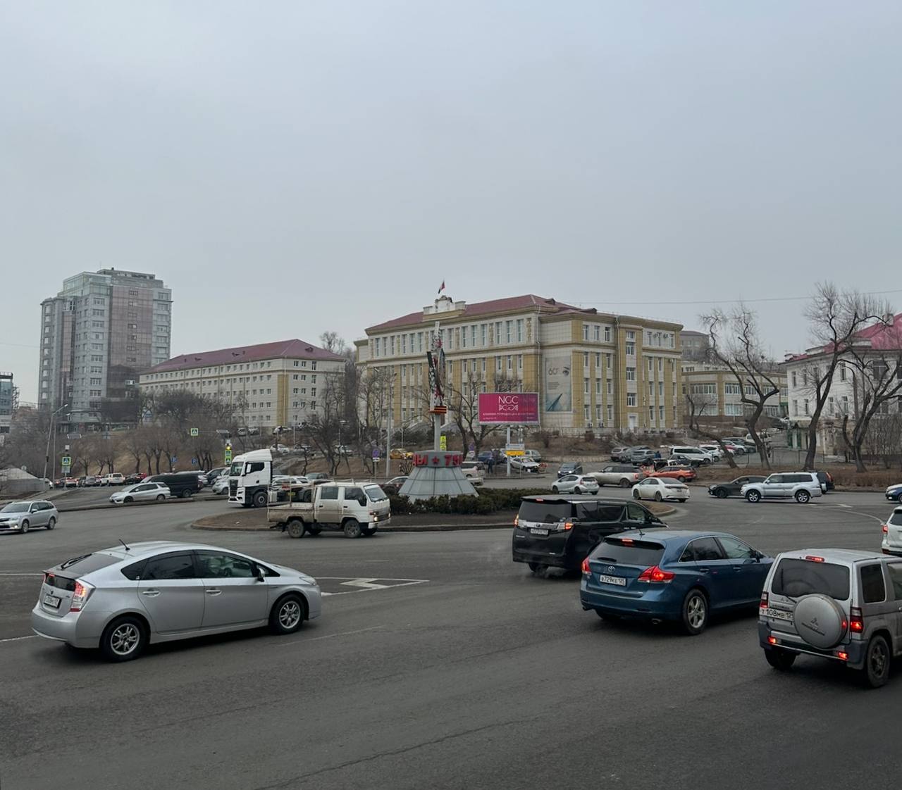 Во Владивостоке мужчину судят за организацию 16 «подставных» аварий  Во Владивостоке в суде рассматривается весьма интересное дело. На скамье подсудимых — мужчина., обвиняемый по ч.4 ст. 159 УК РФ  мошенничество в особо крупном размере . Претензии со стороны следствия и прокуратуры появились к мужчине после того, как он в течение полутора лет стал фигурантом 16 дорожно-транспортных происшествий  ДТП , сообщает тг-канал ОПС-Медиа  В ходе судебного процесса было озвучено следующее. С 2020 по 2022 год мужчина. стал участником 16 ДТП во Владивостоке, Артёме и Уссурийске. Следствие считает все эти действия по созданию аварийных ситуаций намеренными, то есть, говоря простым языком, «автоподставами». Чаще всего в результате «автоподстав» ущерб причиняется не только транспортным средствам других водителей  это очевидно , но и страховым компаниям. В ходе судебного процесса была озвучена фабула обвинения, подкреплённая видеофайлами с автоавариями, которые были получены следствием из изъятого у мужчины мобильного телефона.  Однако, с позицией следствия и прокуратуры не согласен адвокат подсудимого, поскольку, по его мнению, его подзащитному просто не повезло. Умысла совершать аварии у Д. не было  по версии адвоката .  Нужно отметить, что в Первореченском районном суде Владивостока это уже второе дело по «автоподставам». Первое уголовное дело — в отношении семьи  мать, отец и взрослый сын . Там криминальных эпизодов больше  более 30 , подсудимые вину не признают. Потерпевшими по делу являются не только граждане, но и страховые компании, которым причинён ущерб на сумму более 8 млн рублей.  Оба уголовных дела были возбуждены по оперативным материалам, наработанным как полицией, так и сотрудниками УФСБ Приморья.