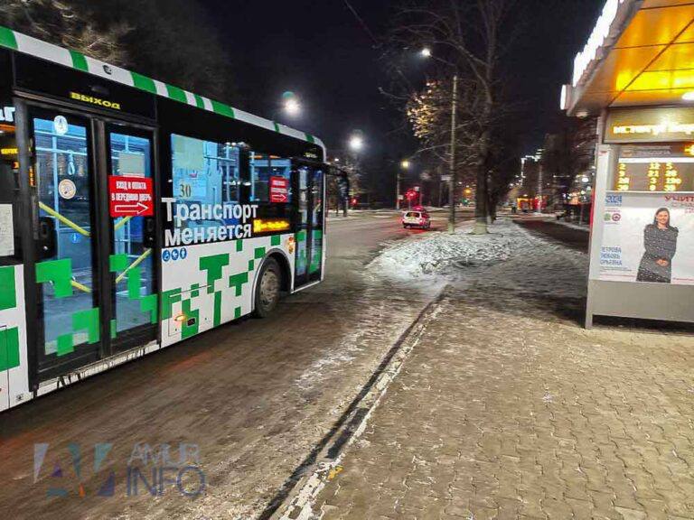 #ПередайтеЗаПроезд   Депутаты Благовещенской городской Думы утвердили стоимость проезда в городском общественном транспорте.   Стоимость одной поездки станет дороже на четыре рубля.  Стоимость проезда в муниципальных автобусах на всех маршрутах, кроме № 1, будет стоить 42 рубля.  На маршруте № 1 проезд обойдётся в 56 рублей  при этом на поездки в границах села Белогорье и на участке от Белогорья до Мухинки и обратно цена поездки составит 42 рубля .   Дополнительную скидку на проезд в три рубля можно получить по Единой транспортной карте – на всех городских маршрутах, как муниципальных, так и частных перевозчиков.  Проезд по транспортной карте обойдётся в 39 рублей по городу и 53 рубля на маршруте № 1  за исключением поездок по селу Белогорье и поездок до Мухинки .   По-прежнему пенсионеры, не имеющие льгот на проезд, смогут приобрести ежемесячный проездной билет на маршруты «Автоколонны 1275». Такой проездной обойдётся в 430 рублей.