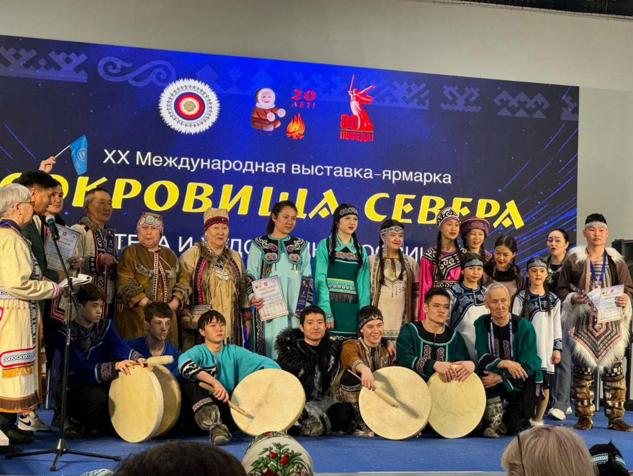 Сахалинский коллектив "Мэнгумэ Илга" победил на фестивале "Кочевье Севера" Народный национальный коллектив из Поронайска вернулся на Сахалин с фестиваля в Москве. Там они стали обладателями высшей награды на Всероссийском фестивале "Кочевье Севера" 6+ , организованном для сохранения и развития самобытных традиций коренных народов Севера, Сибири и Дальнего Востока России. Судьи отметили отличное режиссерское мастерство и превосходную актерскую игру участников, присудив коллективу почетное первое место в номинации "Театральное представление". Фото: коллектив «Мэнгумэ Илга» SakhalinMedia Прислать новость