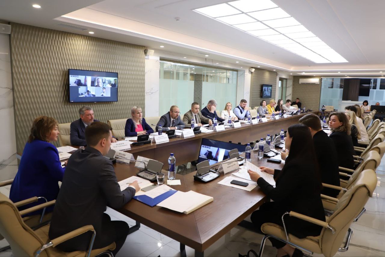 Сегодня Архангельск впервые принимает Совет молодежных парламентов при Парламентской Ассоциации Северо-Запада России У молодых парламентариев СЗФО в повестке 13 вопросов. Начинающие политики обсудят предложения по совершенствованию федерального и регионального законодательства в сфере трудового права, образования, регулирования продажи энергетических напитков и охраны объектов культурного наследия. Руководители молодежных парламентов из 11 регионов обменяются опытом подготовки закинициатив, участия в работе законодательных органов своих субъектов и взаимодействия с органами молодежного самоуправления в муниципальных образованиях. Перед совещанием участники Совета познакомились с работой центра «Патриот», а также приняли участие в работе 67-й Конференции Парламентской Ассоциации Северо-Запада России.
