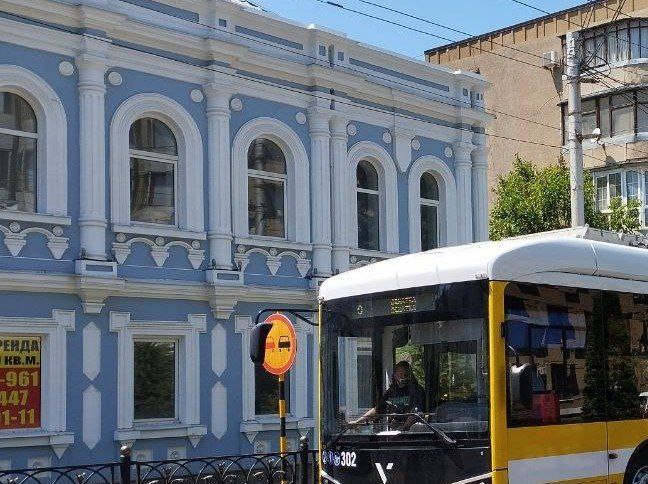 Для двух исторических зданий XIX века в центре Ставрополя определили границы и охранную зону Одно из них известно как особняк Т Иванова и находится на пересечении улиц Ленина и Артёма Другое известно как Дом общественного призрения и располагается на улице Дзержинского 149 Оба признаны объектами культурного наследия Обозначение границ объектов и утверждение требований к градостроительным регламентам означает что любые строительные и реставрационные работы на территории особняка и в его охранной зоне теперь будут строго регламентированы На фото особняк Т Иванова Stavropol Media Прислать новость