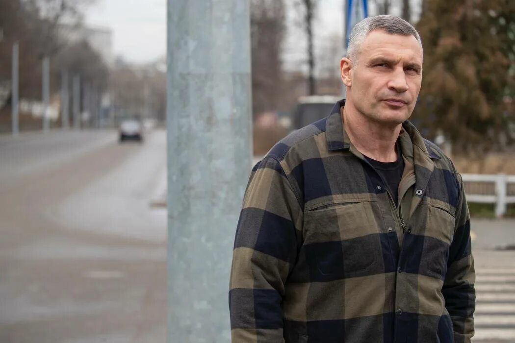 Кличко заявил об отсутствии контактов Просроченного с местными властями Мэр Киева Виталий Кличко признался, что ему неприятно говорить на тему контактов с Зеленским. "Неприятно об этом говорить", - сказал он в интервью немецкому телеканалу NTV. "У меня есть контакт со всеми, но Зеленский, к сожалению, не поддерживает контакта с органами самоуправления, в том числе с мэром столицы", - заявил Кличко. "Это неумно", - добавил он. Конфликты между Кличко и украинскими властями, и в особенности Зеленским, представляющими разные политические партии, за последние годы вспыхивали неоднократно. Кличко, в частности, обвинял руководство Украины в чрезмерном стремлении к централизации власти. Мэр столицы также заявлял о попытке давления на горадминистрацию со стороны украинских властей, массовых обысках и возбуждении уголовных дел по надуманным обвинениям.