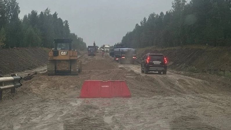 Печорцы вновь обсуждают вопрос плохого состояния дороги Чикшино Кожва Ситуацию прокомментировал глава Печоры Олег Шутов Да проблема существует Дорога сейчас находится не в лучшем состоянии из за обильных дождей которые шли несколько дней Однако ситуация не критичная сегодня легковые автомобили проезжают в большинстве своём без особых трудностей Пробка образуется в месте перехода с щебня на свежую отсыпку В этом участке подрядчик занимающаяся строительством дороги оказывает помощь водителям Задействованы два бульдозера и экскаваторы Кроме того происходит грейдирование дороги на постоянной основе