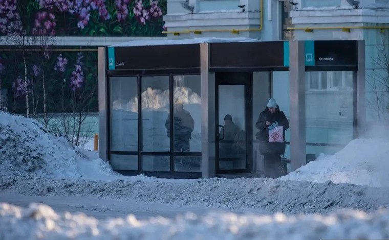 В Нижневартовске установят 16 новых тёплых остановочных павильонов на улицах Чапаева, Мира, Маршала Жукова, 60 лет Октября и Нефтяников. Места для их установки выбраны с учётом мнения жителей. Новые павильоны будут иметь тёплые и холодные зоны ожидания, а зимой будет работать конвектор для поддержания комфортной температуры.   Также они будут оснащены информационными табло с расписанием автобусов. В городе более 260 остановок, включая 12 новых полузакрытых павильонов.