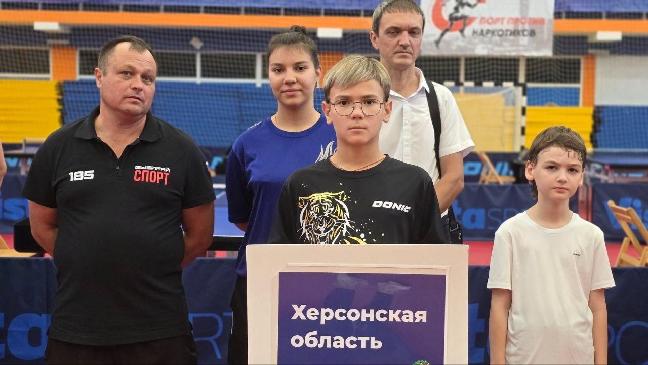 Теннисисты из Херсонской области участвуют в межрегиональных соревнованиях в Адыгее  Теннисисты из Генического района Херсонской области принимают участие в межрегиональном турнире по настольному теннису в рамках программы «Будущее России» в Адыгее.  «В течение недели ребята продемонстрируют свои спортивные навыки в дружеских соревнованиях. По итогам состязаний всех победителей и призеров ждут памятные подарки и награды», - отметили в Комитете по физкультуре и спорту МО «Город Майкоп».  В соревнованиях участвуют около 250 спортсменов из Адыгеи, Херсонской и Запорожской областей, ДНР, ЛНР, Крыма, Калмыкии, Ставропольского и Краснодарского краев, Ростовской области, Москвы.  Организаторы - Комитет по физкультуре и спорту МО «Город Майкоп», Федерация настольного тенниса Адыгеи при поддержке Федерации настольного тенниса России.