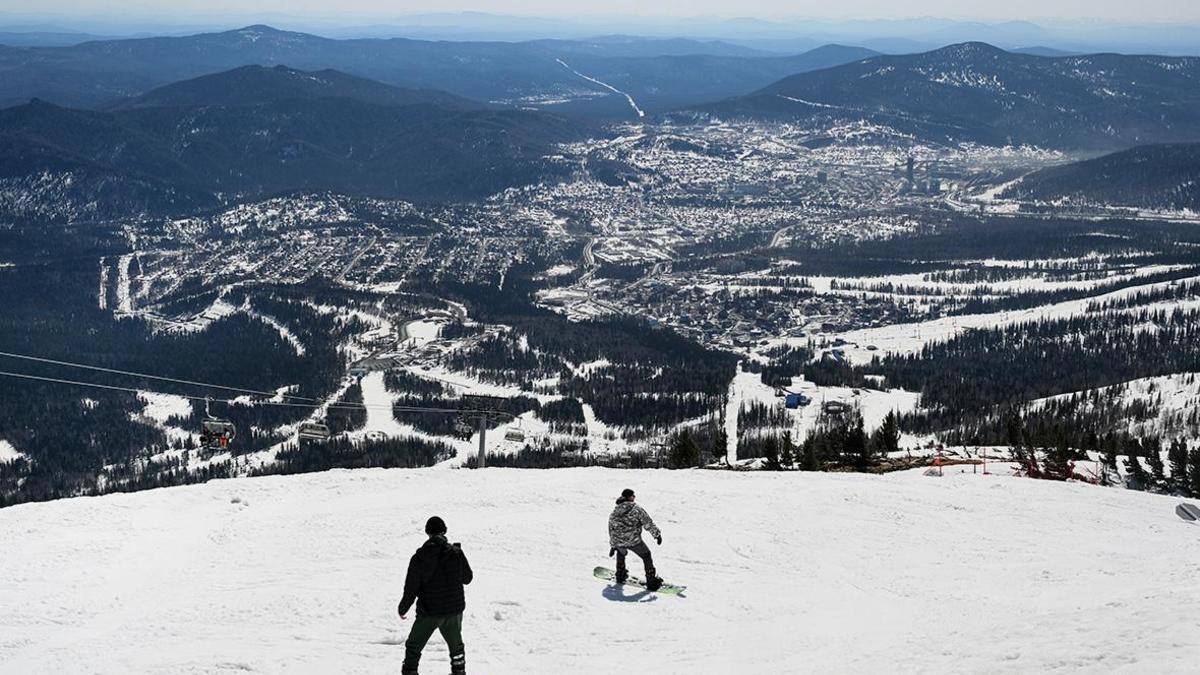 Массовое отравление на горнолыжном курорте в Шерегеше что произошло На популярном горнолыжном курорте Шерегеш произошло массовое отравление в результате которого более десяти отдыхающих столкнулись с одинаковыми симптомами Среди них отмечались тошнота рвота диарея повышенная температура до 38 5 градусов и головная боль По словам туристов они подозревают что могли подхватить ротавирус Особое внимание отдыхающие уделяют местному бару Грелка где по их мнению началось недомогание Пользователи социальных сетей активно жалуются на качество пищи и обслуживания в этом заведении Однако руководство бара отрицает свою причастность к произошедшему и также указывает на возможность распространения ротавируса Тем не менее в разговоре с нашими корреспондентами представители Грелки сообщили о временном закрытии заведения для проведения проверок Одна из заболевших Анастасия находилась на курорте с большой компанией из 12 человек В течение отдыха она заметила у себя слабость и небольшое повышение температуры но не придала этому значения Вернувшись домой в Барнаул Анастасия и половина её друзей почувствовали себя плохо испытывая страшные симптомы отравления По её словам рвота и диарея продолжались несколько часов а сильные головные боли и помутнение сознания мешали уснуть Отдыхающие прибыли на горнолыжный курорт в Кемеровской области для празднования Нового года и январских каникул На данный момент они сообщают о том что их состояние улучшилось В связи с произошедшим региональный Роспотребнадзор начал эпидемиологическое расследование чтобы выяснить причины массового отравления и предотвратить подобные инциденты в будущем Подпишись control zakupka