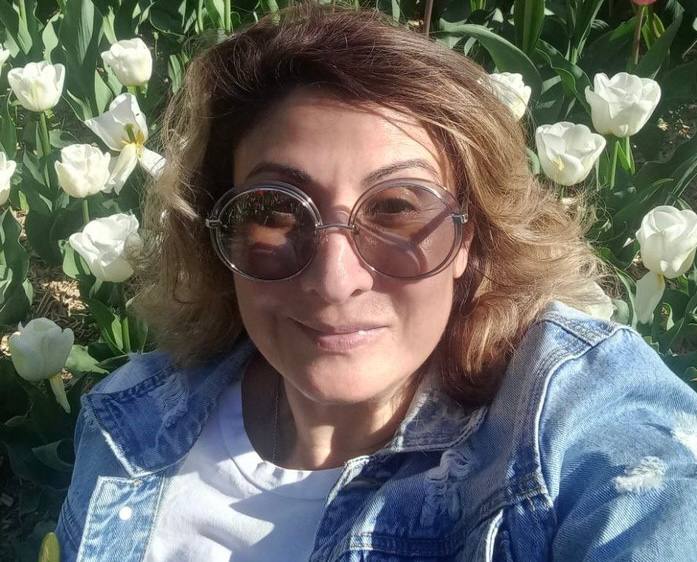 В Польше по запросу Туркменистана задержана участница Pussy Riot Айсолтан Ниязова Туркменские власти объявляли Ниязову в розыск по линии Интерпола Ее обвиняют в соучастии в хищении 40 миллионов долларов из Центробанка страны которое произошло еще в 2002 году Pussy Riot утверждают что обвинения сфабрикованы и напрямую связаны с политикой отец Ниязовой поддерживал оппозицию и умер в тюрьме В 2011 году Ниязову задержали в Швейцарии но передали не Туркменистану а России где ее приговорили к шести годам колонии Именно находясь в заключении Ниязова познакомилась с одной из основательниц Pussy Riot Марией Алехиной После освобождения Ниязова вновь уехала в Европу В 2022 году ее дважды задерживали по запросу Туркменистана в Словении на десять часов и Хорватии на двое суток но оба раза в итоге освобождали Сейчас участницу Pussy Riot задержали на литовско польской границе в ближайшее время ее доставят в отдел полиции для разбирательств