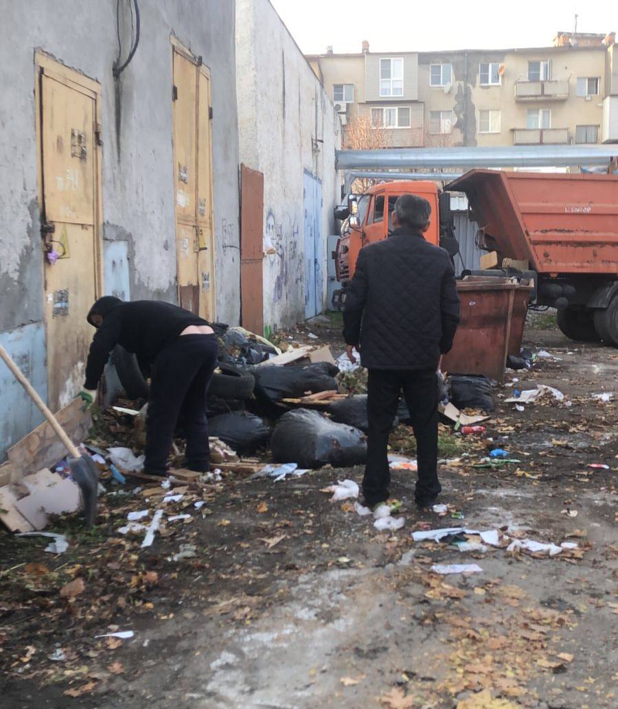 Мусор вокруг площадки убран силами Владикавказского Муниципального предприятия Спецэкосервис