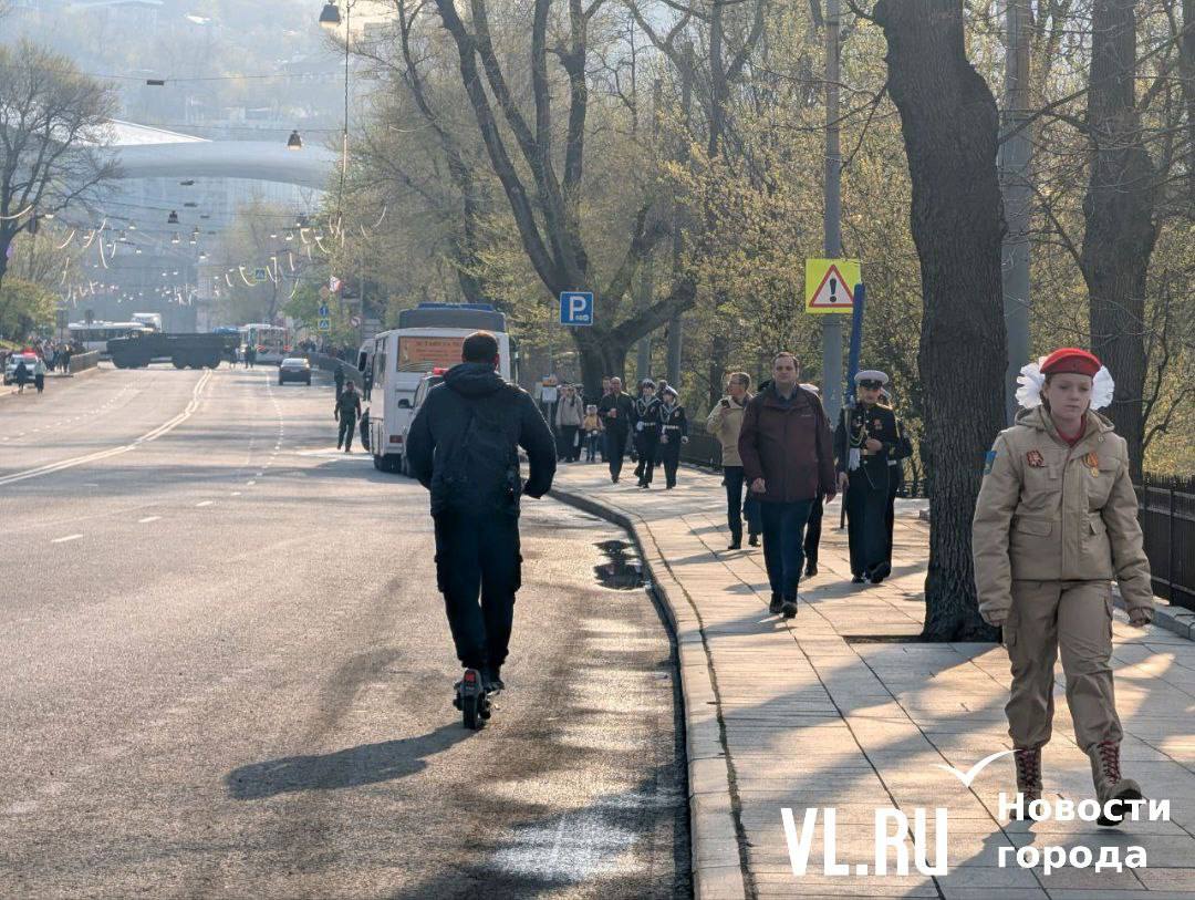 Сегодня, 7 мая, во Владивостоке снова проходит дневная репетиция Парада Победы с участием пеших колонн и военной техники. Для этого центр перекрыли с самого утра. Днём ранее это вызвало огромные пробки по всему городу, сегодня пробки значительно меньше. Перекрытие запланировано максимум до 13:00, но завершить могут, как и вчера, до срока. Источник NewsVL.ru