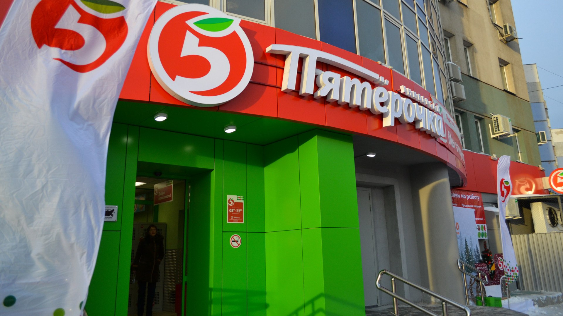 Корпоративный центр ИКС 5 X5 X5 открыла распределительный центр в Кемеровской области X5 открыла в Кемеровской области общий распределительный центр для сетей Пятёрочка и Чижик Он будет обслуживать более 400 магазинов в Кемеровской и Томской областях Общая площадь центра составляет 45 тыс кв м Ежедневная пропускная способность достигает 240 тыс коробов а размещаемый ассортимент может насчитывать более 8 тыс позиций Источник x5 ru