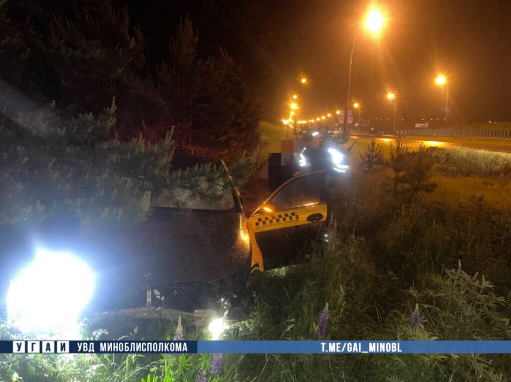 Не учла погоду и не пристегнулась: под Минском водитель BMW въехала в дерево  7 июня в 23:40 на 23 км автодороги Р-28 «Минск-Молодечно-Нарочь» Минского района произошло ДТП. Подробности рассказали в Telegram-канале «ГАИ Минщины».  21-летняя минчанка, управляя автомобилем BMW, двигаясь в направлении Минска, при выборе скорости не учла погодные условия, в результате чего не справилась с управлением, съехала в правый по ходу движения кювет, где наехала на дерево.  В результате ДТП водитель с полученными телесными повреждениями госпитализирована. Пострадавшая не была пристегнута ремнем безопасности.  Госавтоинспекция Минской области настоятельно рекомендует водителям быть предельно внимательным при движении, учитывать погодные и дорожные условия, при этом, выбирать безопасную скорость и дистанцию, в обязательном порядке пристегиваться ремнями безопасности всем находящимся в транспортном средстве.