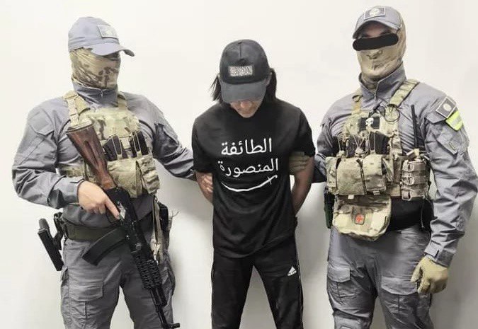 Сторонника террористической организации ИГИЛ  задержали в Бишкеке  22-летний К.Д. увлекся джихадисткой идеологией под влиянием радикальных религиозных проповедников, которых он смотрел в интернете. Он планировал выехать в Сирию и вступить там в ряды ИГИЛ  , сообщает пресс-служба ГКНБ Кыргызстана.  «К. Д. подготовил несколько видеобращений с клятвой верности  «баят»  амиру «Исламского государства». Задержанный, используя фейковые аккаунты, распространял в соцсетях материалы, пропагандирующие идеологию террористической организации, публиковал видеоролики с признаками оправдания терроризма и призывами к осуществлению террористической деятельности», – говорится в сообщении пресс-службы.    Террористическая организация, запрещенная в России, Кыргызстане и ряде других стран   Южная служба новостей