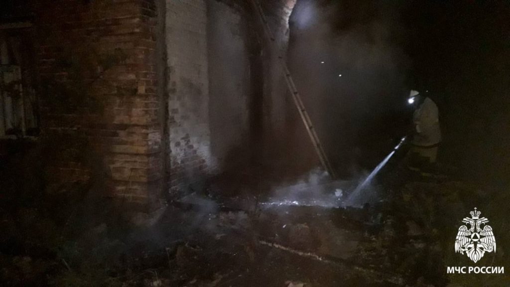 За сутки в Рязанской области ликвидировали 25 пожаров Как сообщает ГУ МЧС России по области, за минувшие сутки пожарно-спасательными подразделениями региона было ликвидировано 17 возгораний травы и мусора, а также 8 техногенных пожаров. Крупный пожар произошел вечером 27 мая в селе Глебово Рязанского района. Здесь горело неэксплуатируемое здание фермы. Площадь пожара составила 850 квадратных метров, тушили его 18 огнеборцев и 6 единиц техники, в том числе инженерная. Также вечером 27 мая тушили дачный дом в селе Старое Тонино Спасского района, жилой дом в деревне Малое Алешено Рыбновского района и производственное здание в селе Нагорное Ряжского муниципального округа. В Рязани вечером 27 мая произошло 2 пожара. В 21:03 поступило сообщение о загорании хозяйственной постройки, в 22:18 – о пожаре в нежилом здании на улице Почтовая. Оба пожара были своевременно ликвидированы. Утром 28 мая пожар произошел в Ряжске. Здесь горела хозпостройка. В этот же день в селе Польное Ялтуново Шацкого района ...