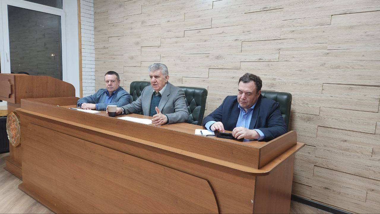 Комиссия по информационному сопровождению государственной национальной политики подвела итоги 2025 года 16 декабря состоялось итоговое заседание Комиссии по информационному сопровождению государственной национальной политики Совета при президенте РФ по межнациональным отношениям под председательством главы Комиссии Ара Аршавировича Абрамяна Открывая заседание А Абрамян выступил с анализом текущего момента в свете необходимости эффективного решения задач по укреплению единства российской нации по итогам Совета при Президенте Российской Федерации по межнациональным отношениям прошедшего 5 ноября того года под председательством В В Путина На заседании Комиссии подведены итого 2025 года а также рассмотрены актуальные вопросы реализации Стратегии государственной национальной политики Российской Федерации на период до 2036 года и предложения Комиссии по проведению наступающего 2026 го объявленного Годом единства народов России Участники заседания представили свои предложения по совершенствованию информационной работы и отметили необходимость консолидации усилий по обобщению межнационального характера СВО В своём выступлении глава Информационно обраовательной сети коренных народов Льыоравтльан Гульвайра Куденовна Куценко представила опыт по формированию гармоничных межнациональных отношений в среде школьной молодёжи а также инновационные форматы работы в той области Ответственный секретарь Комиссии Андрей Николаевич Худолеев представил информацию о критериях оценки информационной работы в сфере межнациональных отношений По итогам выступлений и обсуждений члены Комиссии приняли ряд согласованных решений   IG  FB  VK  RuTube  YouTube  Сайт   sarmoscow