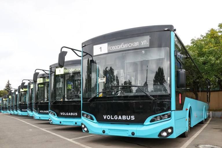 В рядах лазурных пополнение В Петербург прибыли 83 новых лазурных автобуса Новые машины рассчитаны на 106 пассажиров внутри климат контроль USB разъёмы для зарядки и система мониторинга состояния водителя Транспорт станет частью городского парка уже этой осенью rgsevzap