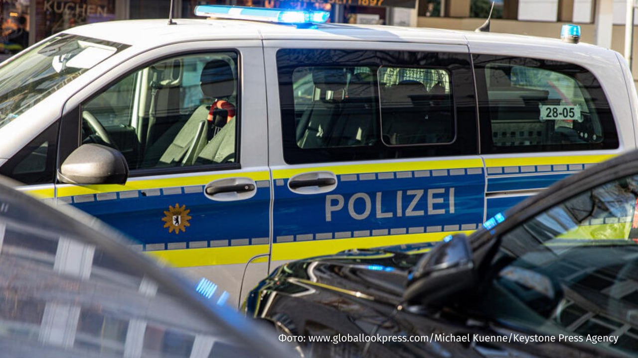 Грек безбилетник убил кондуктора в поезде в Германии Об этом сообщает газета Tagesspiegel По данным издания 2 февраля кондуктор Серкан С проверял билеты в региональном экспрессе возле станции Ландштуль Один из пассажиров отказался предъявить билет и когда контролер попросил его выйти мужчина несколько раз ударил его по голове Кондуктор был доставлен в больницу и введен в медикаментозную кому но утром 4 февраля скончался Нападавшего задержали на месте Это 26 летний гражданин Греции не имеющий постоянного места жительства в Германии Мужчину подозревают в непредумышленном убийстве Профсоюз железнодорожников и транспортников ФРГ объявил минуту молчания 4 февраля в 15 00 На всех вокзалах и в поездах прозвучали объявления в память о кондукторе РЕН ТВ в Telegram в MAX