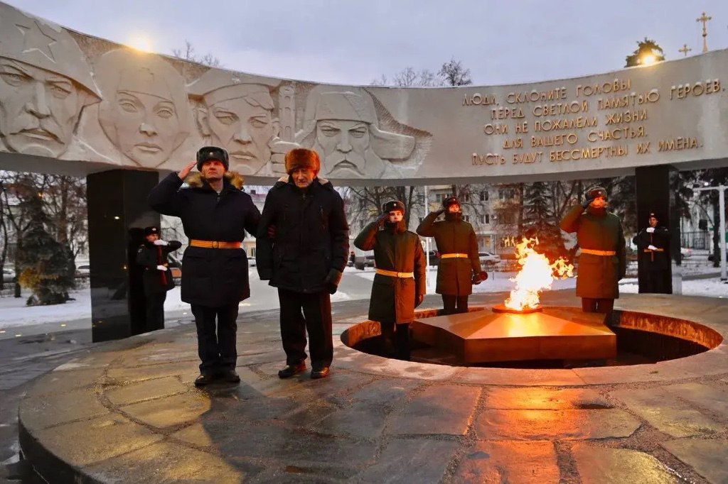 2025 год стал особенным для всей страны Россия отметила 80 летие Победы в Великой Отечественной войне В Тамбовской области по поручению руководителя региона Евгения Первышова к этой дате была проведена масштабная подготовительная работа Так к юбилею Победы было организовано более 300 событий федерального регионального и муниципального уровней Центральным событием стало театрализованное представление на площади Ленина и прохождение войск Тамбовского территориального гарнизона 9 мая Патриотическая акция Бессмертный полк прошла в онлайн формате Почтить память героев Великой Отечественной войны в День Победы предлагалось через социальные сети а также разместив портреты героев на автомобиле одежде или Стене памяти Добровольцы движения Волонтеры Победы в рамках акции Сад Памяти высадили 150 тысяч деревьев благодаря проекту Красная гвоздика собрали более 436 тысяч рублей на помощь ветеранам а также перед 9 мая раздали десятки тысяч георгиевских ленточек Традиционно тамбовские волонтеры присоединились к акциям Свеча памяти Огненные картины войны Диктант Победы Завершающим мероприятием 80 летия Победы в регионе стало открытие памятника Вечная слава после реставрации и зажжение Вечного огня в Тамбове Отметим что всего в регионе 21 мемориал Великой Отечественной войны подключен к постоянному газу Символично что именно этим событием мы завершаем мероприятия года 80 летия Великой Победы и Года защитника Отечества За это время мы благоустроили многие памятники и монументы по всей области провели большое количество патриотических мероприятий И эта работа будет продолжаться написал в своих соцсетях Евгений Первышов Фото Павел Васильев Наши новости в МАХ