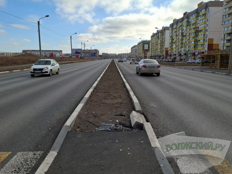 Ни знаков, ни светофоров: в Волжском отремонтированная дорога стала очагом аварийности  На прошлой неделе администрация Волжского сообщила о завершении дорожного ремонта на ряде объектов текущего года.  Волжский.ру решил осмотреть некоторые из отремонтированных дорог и убедиться в качестве проделанной работы. Результаты, как всегда, оказались неоднозначными. Мы посетили участки улицы им. генерала Карбышева и проспекта Дружбы, а также улицу Академика Королева.  Капитальный ремонт улицы им. генерала Карбышева в 2024 году проводился на участке от улицы Александрова до Оломоуцкой.   Подробнее на Волжский.ру: