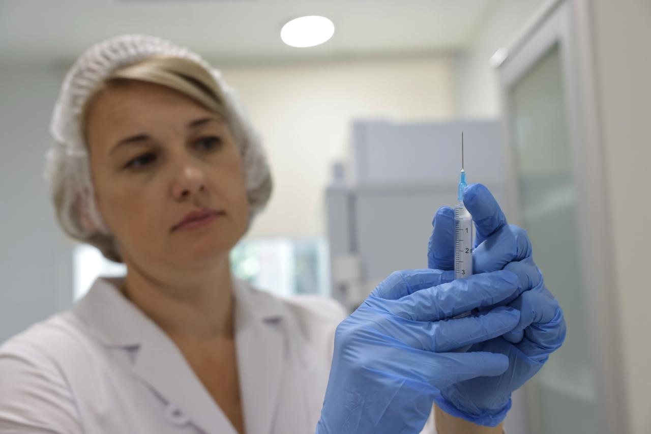 Пять прививок для долголетия названы ключевые вакцины для пожилых Речь идет о прививках от гриппа ее нужно делать каждый год пневмококка гемофильной инфекции ветрянки и вируса папилломы человека Как сказал РИА Новости академик РАН Александр Румянцев именно инфекции чаще всего дают тяжелые осложнения у людей старшего возраста и нередко приводят к летальному исходу Начинать такую вакцинацию он советует с 60 65 лет Кстати предложения о бесплатной расширенной вакцинации пожилых сейчас рассматриваются в Госдуме   Подпишитесь на Абзац TG VK Дзен MAX Rutube