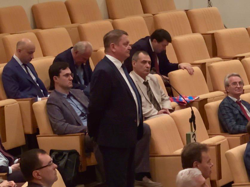 ЕГОРОВ ЗАДАЛ ВОПРОСЫ МИНИСТРУ ЗДРАВООХРАНЕНИЯ Депутат Госдумы, руководитель Нижегородского регионального отделения КПРФ Владислав Егоров на заседании фракции КПРФ обратился с запросом к министру здравоохранения РФ Михаилу Мурашко в связи с задолженностью медицинских учреждений Нижегородской области перед единственным поставщиком лекарств — «Нижегородской областной фармацией». Депутат поинтересовался, может ли федеральное министерство оказать содействие в разрешении данного вопроса. Министр здравоохранения РФ выразил готовность внимательно изучить ситуацию в Нижегородской области. В ходе обсуждения также был затронут вопрос о строительстве центра ядерной медицины в Нижнем Новгороде. Михаил Мурашко подтвердил, что проект готовится к реализации, федеральное финансирование поставки оборудования предусмотрено, областной бюджет выделит средства на подготовку помещений для его размещения.