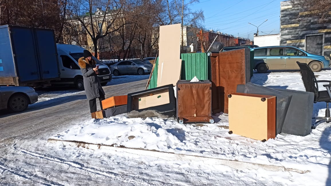 Сегодня, 20 ноября, в рамках еженедельного объезда специалисты Комитета ЖКХ провели осмотр контейнерных площадок в Центральном районе по ул. Хитарова, Покрышкина и по пр. Металлургов.   На некоторых площадках было выявлено сильное захламление: не вывезен крупногабаритный и строительный мусор, старая мебель. Отсеки для крупногабаритного мусора были переполнены.  Вся информация о ненадлежащем состоянии контейнерных площадок, полученная во время объезда, будет передана региональному оператору и управляющим компаниям для оперативного устранения выявленных проблем.    #КомитетЖКХ #Новокузнецк