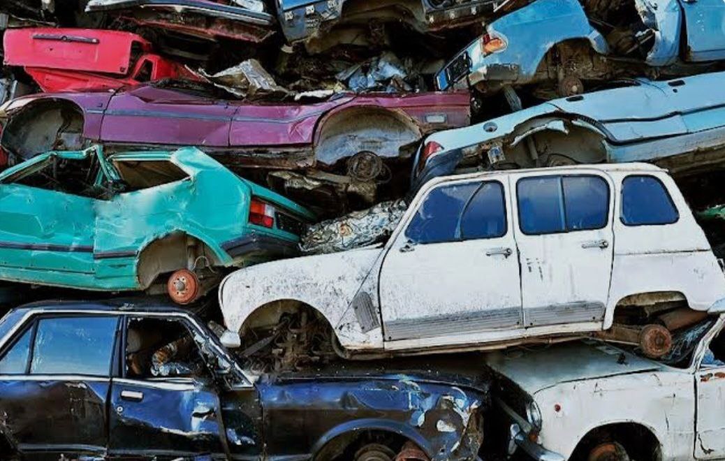 Российский автопарк стареет ускоренными темпами По данным правительства России более двух третей автотранспортных средств в России в 2025 году оказались старше 10 лет 72 8 40 1 млн единиц сообщает ТАСС В 2015 году по данным аналитического агентства Автостат доля легковых автомобилей старше 10 лет в России составляла около 48 Одна из причин взлет утильсбора который ведет к дефициту автомобилей в премиальном сегменте и глубокой трансформации авторынка Честно и точка Мы ГОВОРИМ другие МОЛЧАТ