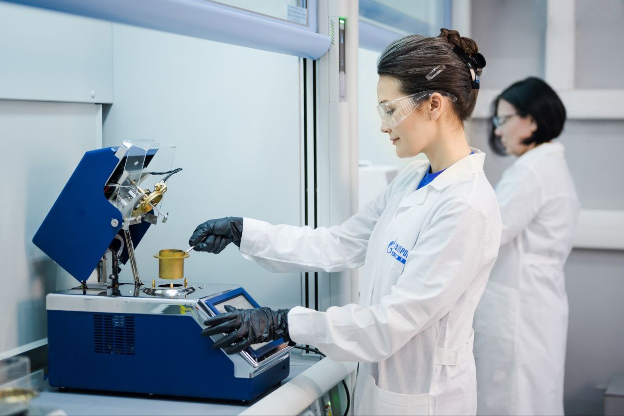 Низкоуглеродное авиационное топливо из переработанного фритюрного масла из Вкусно и точки и животных жиров успешно прошло стендовые лабораторные испытания в рамках исследовательской программы Газпром нефти Испытания подтвердили снижение экологического воздействия их результаты важны для развития SAF технологий и декарбонизации транспорта декарбонизация исследования