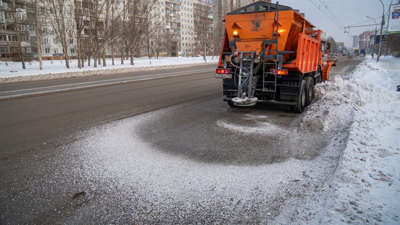 К обработке особо опасных участков дорог общего пользования привлекли 12 единиц специализированной техники, использовано порядка 200 тонн посыпочного материала, сообщили в Минтрансе.  Работы по распределению противогололедных материалов велись на дорожных участках: Донецк-Макеевка-Торез до границы ЛНР, Енакиево-Шахтерск-Амвросиевка, Енакиево-Харцызск, Донецк-Харцызск-Амвросиевка – до границы Ростовской области, Горловка-Енакиево, Ясиноватая-Опытное, Углегорск-Кондратиевка.