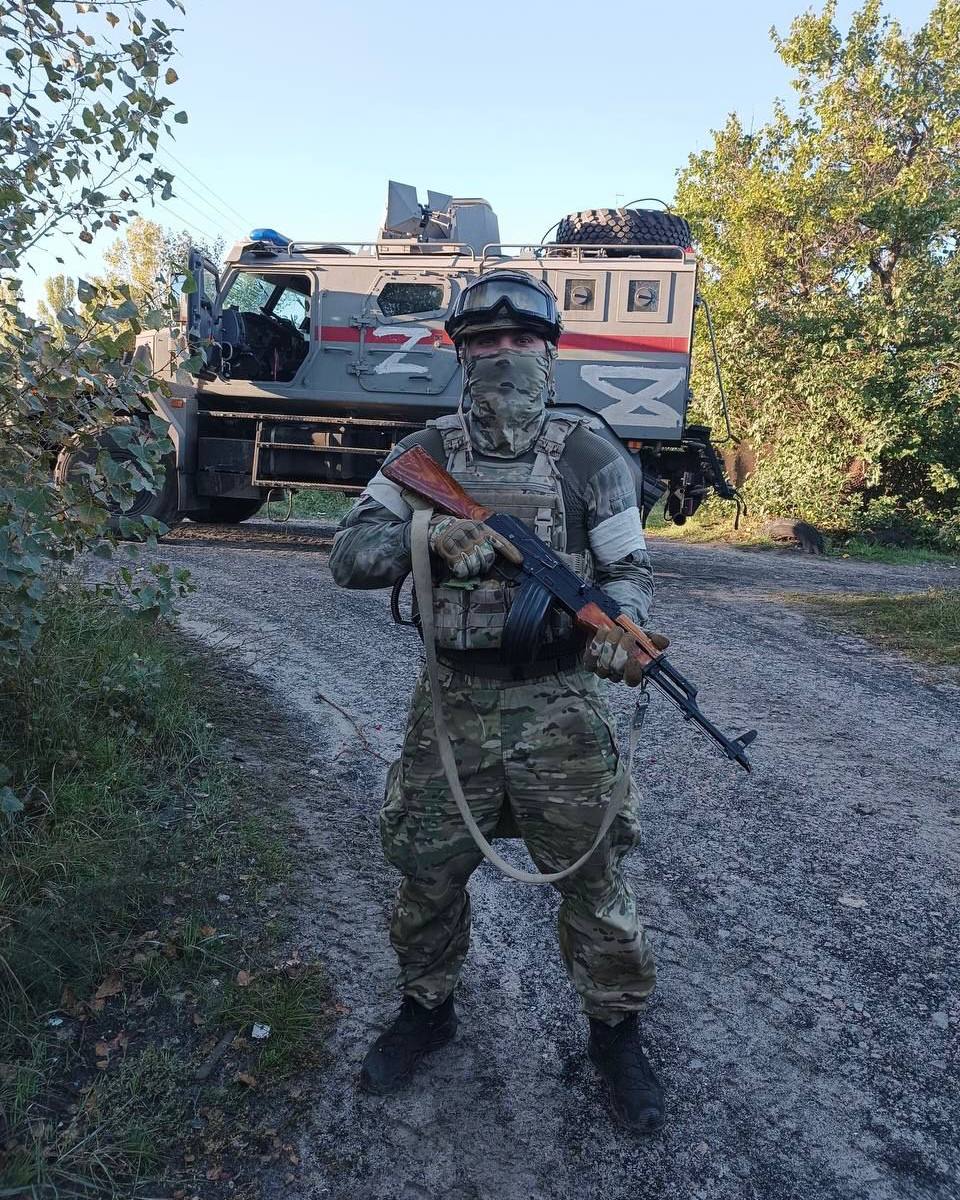 Более 15 000 севастопольцев сейчас в зоне СВО — губернатор города Михаил Развожаев Об этом глава города сообщил в эфире телеканала «Россия 24». Стоит отметить, что по данным Росстата на начало 2025 года, в Севастополе проживает около 343 тысяч человек трудоспособного возраста, — пишет ЧП Севастополь. Из них мужчин — примерно 180 тысяч. Вероятно, на линии боевого соприкосновения принимает участие около 10% взрослых мужчин города. В конце 2024 года губернатор также сообщал, что более 10 тысяч участников СВО в Севастополе претендуют на земельные участки.