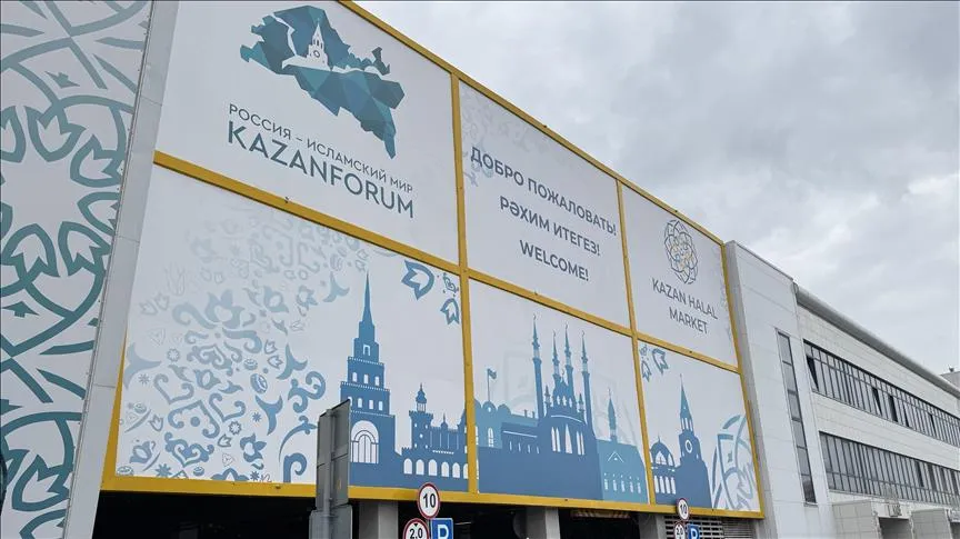 На KazanForum обсудят влияние ИИ на будущее международной журналистики Вопросы влияния искусственного интеллекта ИИ цифровой трансформации и международного сотрудничества обсудят участники Медиафорума который пройдет в рамках XVII Международного экономического форума Россия Исламский мир KazanForum В форуме глобальным коммуникационным партнером которого выступает агентство Анадолу примут участие представители международных организаций государственных и финансовых структур дипломатического корпуса политики инвесторы и бизнесмены Медиафорум объединит журналистов блогеров и руководителей СМИ из разных стран с целью обсуждения актуальных тенденций в секторе практических решений и перспектив сотрудничества в будущем Подробнее на нашем сайте v aa com tr 3930258 24 7 в сутки с Агентством Анадолу