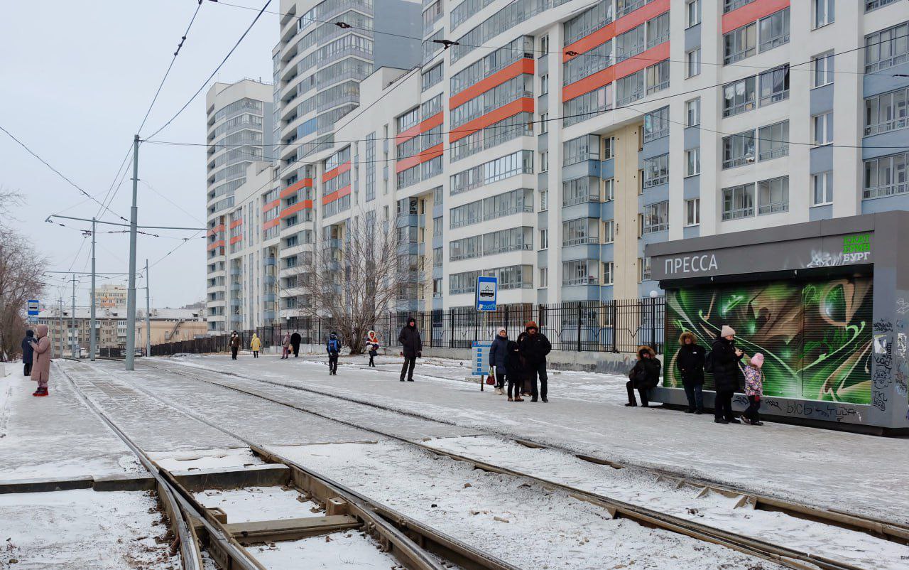 Мэр Екатеринбурга не смог назвать, сколько в городе остановок общественного транспорта   Жители Екатеринбурга во время прямой линии спросили у мэра, куда делись остановки.   «Куда делись остановки на улицах города и когда появятся новые остановочные комплексы?», — спросила девушка.  По словам Орлова, остановки, «совмещённые с магазинчиками», сейчас устанавливать нельзя. Нужны остановки, которые соответствуют требованиям — с табло, с освещением, с возможностью зарядки мобильного телефона.   За этого год власти обустроили 55 современных остановочных комплексов, но только «на самых оживленных улицах города», отметил мэр. Он добавил, что эти объемы недостаточны.   В следующем году он пообещал установить 160 остановочных комплексов в Екатеринбурге.   На вопрос ведущего, сколько всего остановок в городе, мэр ответить не смог.  ‍   Сносить остановочные навесы, совмещённые с нестационарными торговыми объектами  НТО , мэрия начала активно в этом году — объяснив это тем, что НТО не должны располагаться на остановках общественного транспорта. Ранее читатели   из Екатеринбурга неоднократно жаловались на долгую неустановку навесов взамен снесённых.