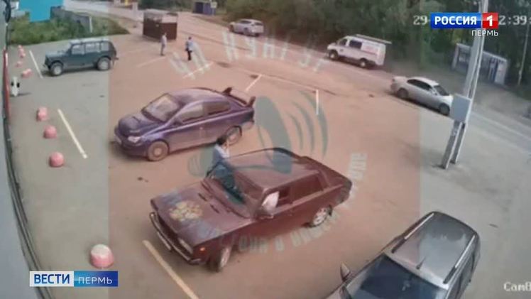 В Кунгуре водитель внедорожника не уступил дорогу спасателям    В Кунгуре водитель не пропустил авто спасателей с мигалкой и едва не устроил ДТП. Как рассказывают очевидцы, это случилось, когда сотрудники службы спасения двигались на вызов. В опубликованном видео с камеры наблюдения заметно, что машина едет по улице с включенными спецсигналами, когда на ту же полосу с парковки вылетает серый внедорожник. Спасатели вынуждены были экстренно затормозить и едва смогли выровнять машину.