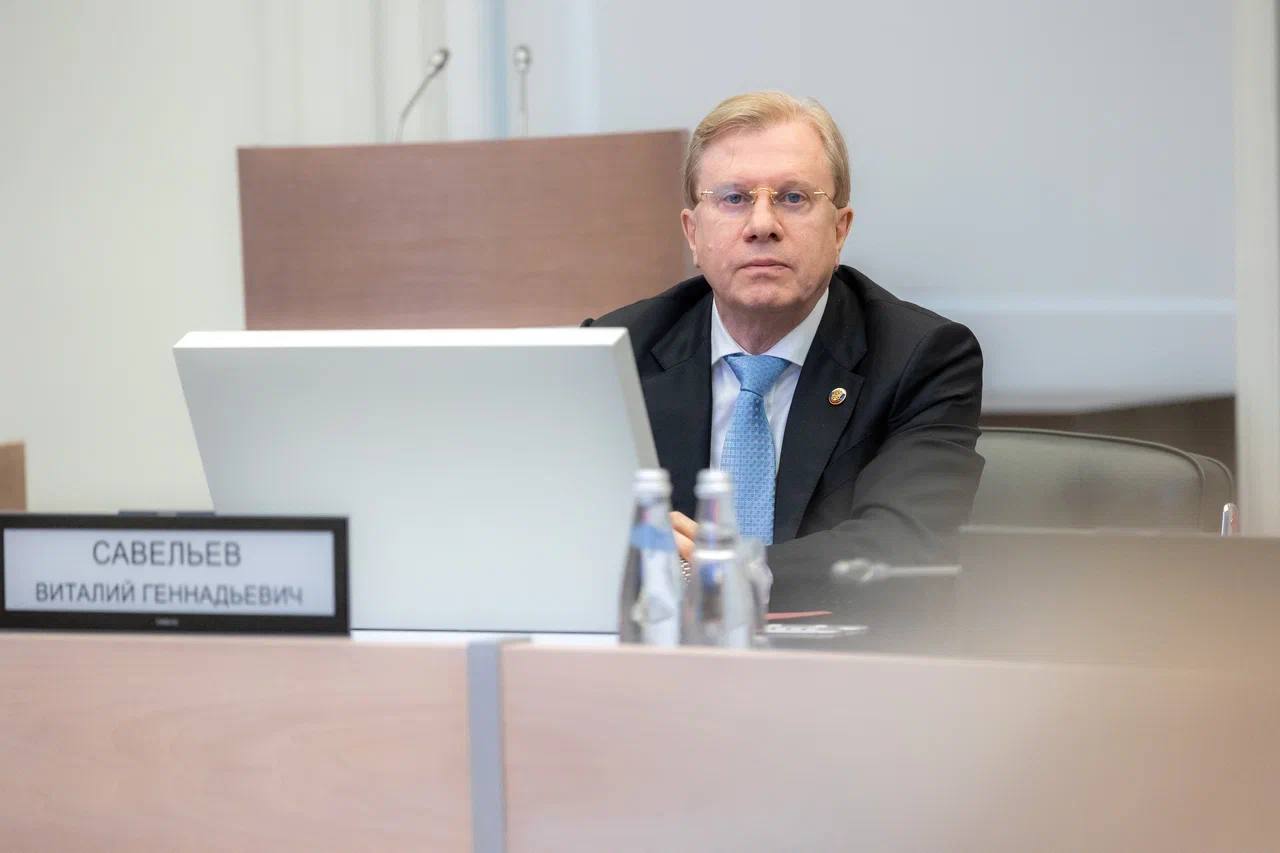 Виталий Савельев вручил награды работникам железнодорожной отрасли В преддверии Дня железнодорожника вице-премьер принял участие в совещании ОАО «Российские железные дороги» и вручил государственные и ведомственные награды отличившимся сотрудникам компании. Выступая перед участниками, вице-премьер выразил слова уважения и признания ветеранам-железнодорожникам и напомнил, что Героями Советского Союза в годы Великой Отечественной войны стали 154 железнодорожника, а еще 127 стали Героями Социалистического Труда. Он также поблагодарил всех работников отрасли за неустанный труд и верность своему делу. «Из поколения в поколение железнодорожников передается профессионализм, сплоченность, единство и взаимовыручка. Сегодня, когда перед нами стоят масштабные задачи, поставленные Президентом Российской Федерации, эти традиции и личные качества помогут достойно ответить на любые вызовы и справиться с самыми сложными задачами», – отметил Виталий Савельев. Новости Правительства России