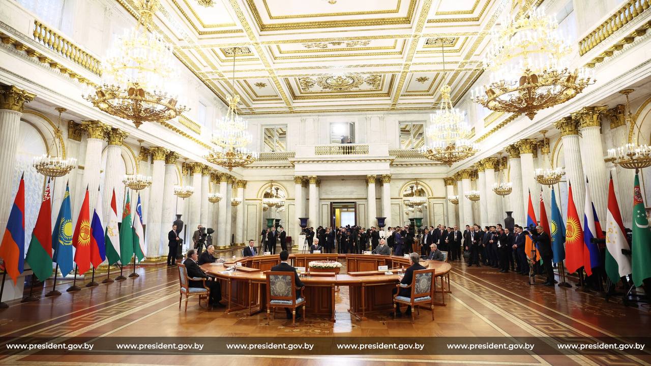 Рабочий визит Президента Беларуси Александра Лукашенко в Россию продолжился неформальной встречей глав государств участников СНГ в Санкт Петербурге Лидеры стран Содружества встретились в Эрмитаже одном из крупнейших музеев мира который хранит более 3 млн памятников культуры разных стран и народов Здесь собраны произведения живописи и графики скульптуры монеты и медали археологические материалы Памятники эрмитажного собрания представлены в более чем 500 залах общей площадью около 100 тыс кв м