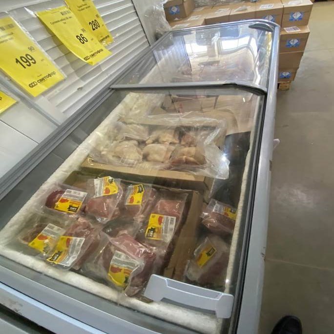 Более 5 тонн опасных продуктов нашли в магазинах сети «Светофор» в Воронежской области  В июне рейды прошли в 37 торговых точках. Всего с начала года в точках сети выявили более 5 тонн небезопасных продуктов.  В магазинах часто находили продукцию с истекшим сроком годности, без ветеринарных сопроводительных документов и маркировки с обязательными данными о производителе, условиях хранения и дате изготовления.   Специалисты взяли пробы молочных и мясных продуктов и выявили несоответствие по качеству и безопасности. С продажи сняли 588 кг мясной и рыбной продукции и 1710 яиц.