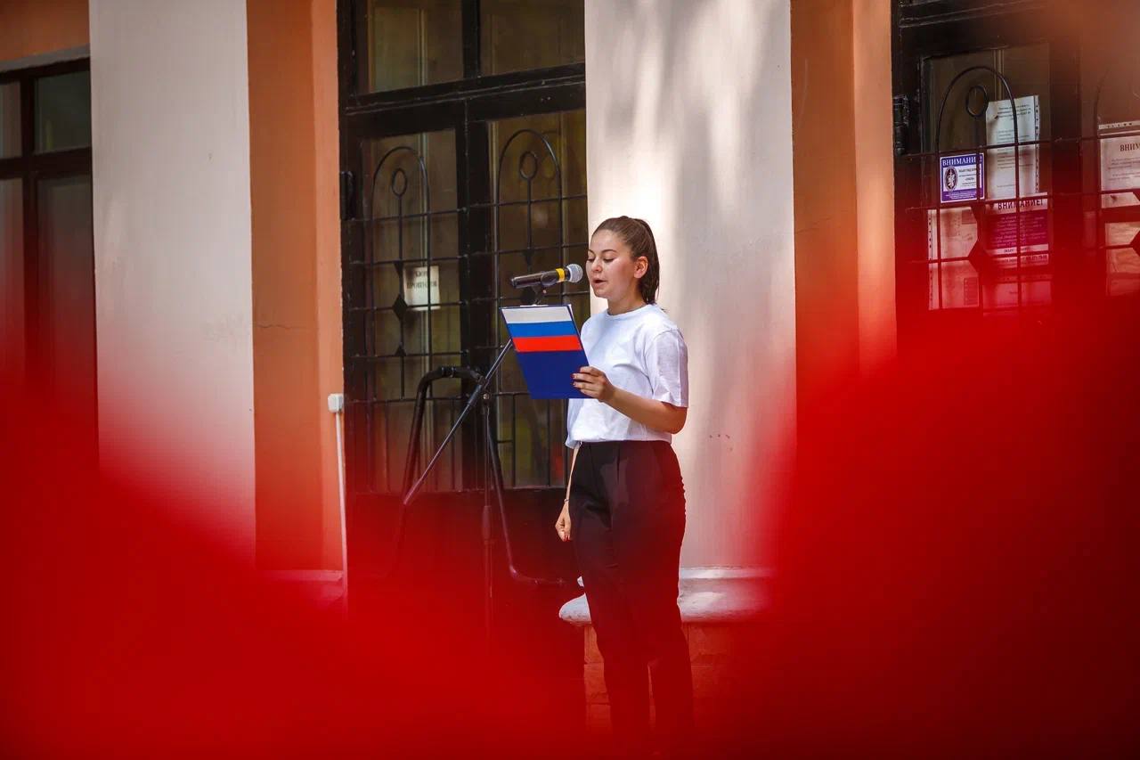 В Мелитополе состоялся яркий танцевальный флэшмоб ко Дню России! Студенческие творческие коллективы МелГУ объединились в празднике патриотизма и единства. Мероприятие началось с исполнения государственного гимна и поднятия триколора в рамках акции «Флаги России». «Этот флэшмоб – символ связи поколений, любви к Родине и надежды на будущее», – сказала проректор по молодежной политике Дарья Мороз, поздравляя участников и зрителей. Новый Мелитополь подпишись