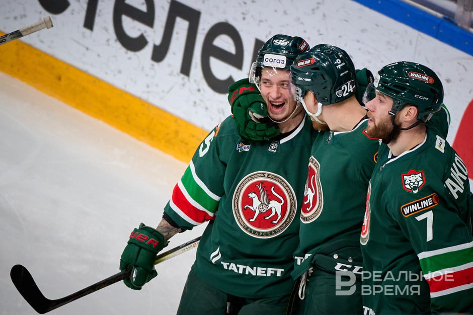 Ак Барс одержал волевую победу над Трактором в Казани Встреча закончилась победой хозяев со счетом 5 3 Команда Анвара Гатиятулина продлила победную серию до трех матчей кряду В составе Ак Барса шайбы забросили Александр Барабанов Митчелл Миллер Никита Дыняк Никита Лямкин и Дмитрий Яшкин У Трактора голы в активе Егора Коршкова Арсения Коромыслова и Андрея Никонова Следующий матч Ак Барс проведет 6 декабря в Уфе с Салаватом Юлаевым в 17 00 по московскому времени Подпишитесь на Реальное время в МАХ Telegram Дзен