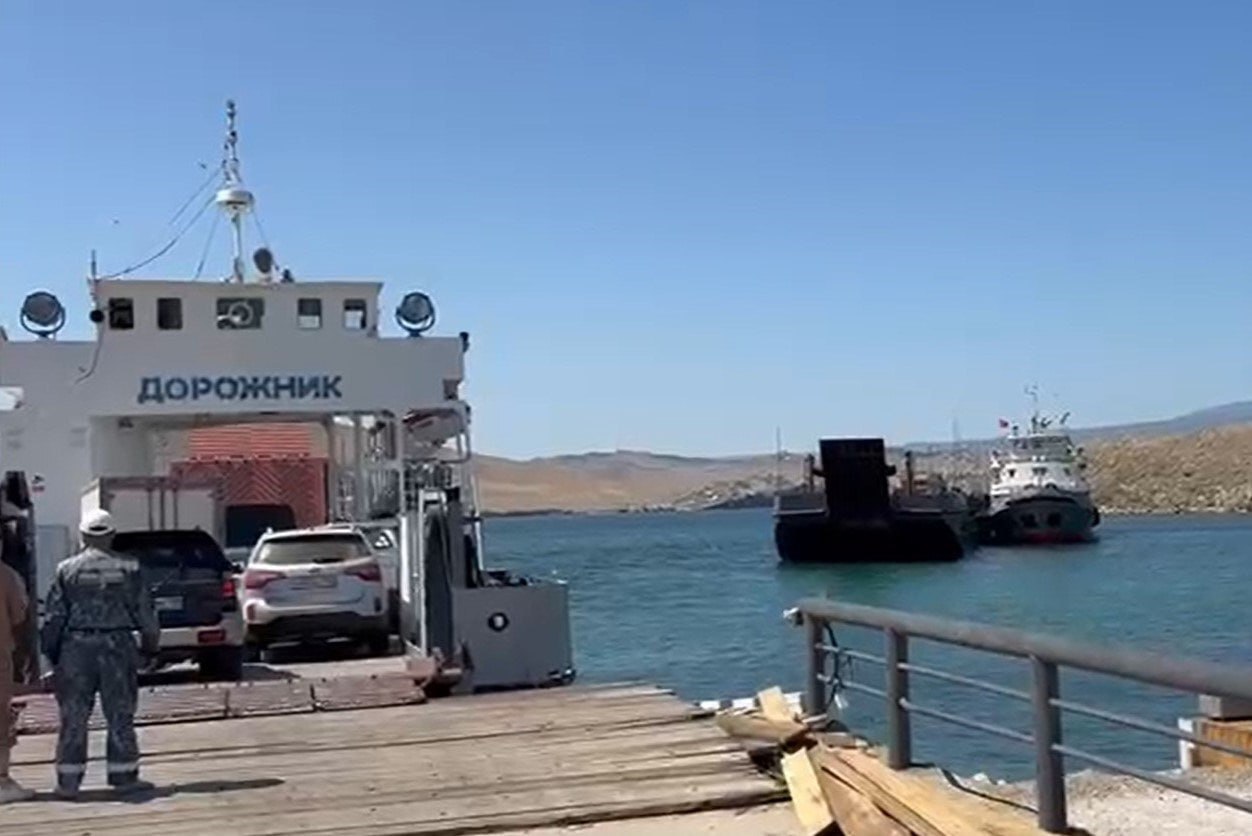 #Иркутская_область Решение Минтранса помогло сократить очереди на байкальской переправе ЦУР зафиксировал многочисленные сообщения туристов и местных жителей об огромных очередях на паром для переправы на остров Ольхон на Байкале. Ситуацию усугубили островные дорожные работы — суда оказались перегружены из-за спецтехники. После анализа ситуации региональный Минтранс принял решение разделить транспортные потоки и выделить отдельный буксир с баржей для грузовой техники, задействованной в капитальном ремонте. Нововведение позволило снизить нагрузку на основную переправу и уменьшить время ожидания для местного населения и туристов.