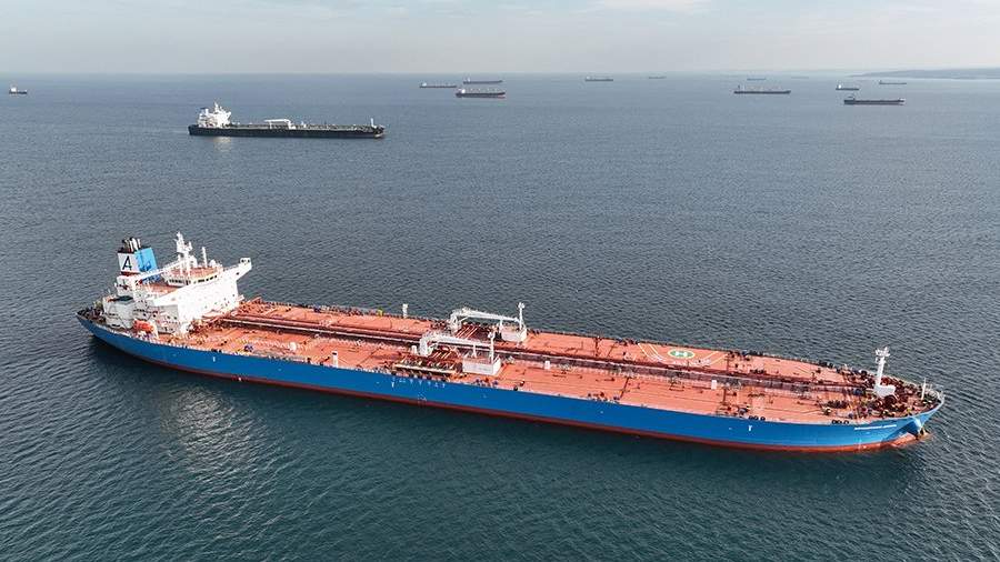 Из-за санкций и ужесточения портовых правил резко подорожала перевозка нефти из России Рынок нефти ответил на последние санкции ЕС и ужесточение правил захода иностранных судов в порты. Тарифы фрахта на перевозку российской нефти во второй половине июля выросли – рост составил до 30% в зависимости от направления. На этом фоне отгрузки сырья из портов упали до минимума с начала февраля. По данным аналитиков, сильнее всего фрахт подорожал на маршрутах из Новороссийска в Турцию. Рост составил 30% к предыдущей неделе, до $3,6 за баррель, или $2,6 млн за рейс судна типа Aframax 100 тыс. т . Директор ЦЦИ Роман Соколов полагает, что рост ставок фрахта по всем маршрутам также может быть вызван увеличением времени, проводимого танкером под погрузкой из-за новых правил допуска судов под иностранными флагами в порты России. REUTERS/Mehmet Emin Caliskan