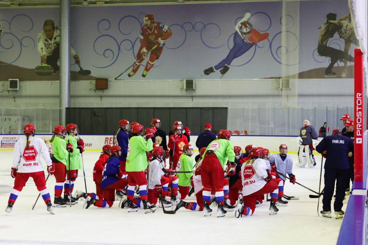Сбор женской молодёжной сборной России в Новогорске   С 8 по 14 декабря в УТЦ Новогорск проходит учебно тренировочный сбор женской молодёжной сборной России игроки не старше 18 лет Всего участие принимают 26 хоккеисток 3 вратаря 9 защитников и 14 нападающих Вратари Диана Ганжур Сахалин Алёна Меркушева Орбита Мария Поздняк Бирюса   Защитники Дарья Аристова Сахалин Варвара Бидзюра Анна Вахминова Елизавета Серкова Юлия Чуркина Виктория Шеховцова все Торнадо Надежда Лофиченко Белые Медведицы Алиса Матвеева Динамо Нева Варвара Хазбулат СКСО Нападающие Екатерина Абдульманова Агидель Ольга Величко Юлия Гецман обе СКСО Елизавета Кардаш Динамо Нева Анастасия Клитотехнис Анастасия Кожина обе Бирюса Виолетта Коняшкина Ралина Сафиуллина Анна Тишкова Злата Чеснокова все Торнадо Милана Кочемаева Сахалин Арина Погодина Таисия Туйгунова обе Метеор Анастасия Харабара Белые Медведицы Главный тренер команды Александр Сырцов Также в тренерский штаб вошли Михаил Белобгарин тренер Михаил Воробьев тренер вратарей Иван Никифоров тренер по ОФП   В программе учебно тренировочного сбора входят тренировки на льду в игровом и тренажёрном залах а также лекции и занятия с психологом 10 декабря состоится товарищеский матч с командой Атлант а 13 декабря с Национальной женской сборной