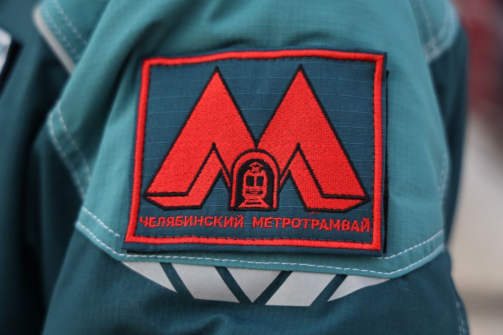 На стартовом котловане в Калининском районе Челябинска начался основной этап строительства Второй стартовой котлован находится рядом с остановкой Улица Косарева в сторону станции Торговый центр Специалистам предстоит провести устройство котлована для старта еще двух тоннелепроходческих механизированных комплексов При его разработке на поверхность поднимут более девяти тысяч кубометров грунта до переменной глубины десять метров Как отметили в правительстве Челябинской области длину котлована запроектировали в 70 метров а переменную ширину до 17 метров При прохождении вглубь на каждые три метра стенки котлована будут укреплять с помощью распорной системы которую специально разработали для этого проекта   t me chgub