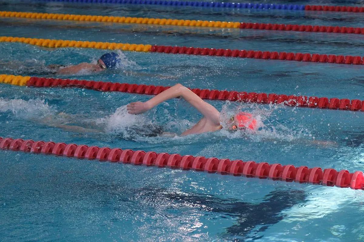 Жители Кубани вернули почти 49 млн рублей за спорт В 2025 году 7 900 человек из края получили налоговый вычет за занятия спортом и вернули себе 48 9 млн рублей НДФЛ Социальный вычет позволяет вернуть часть налога за фитнес клубы спортивные секции и секции для детей С 2026 года вычет станет ещё шире можно вернуть деньги за спорт для себя детей и родителей пенсионеров Максимальная сумма расходов 150 тысяч рублей в год возврат НДФЛ до 19 5 тысяч рублей Кубанские Новости   Мы в MAX