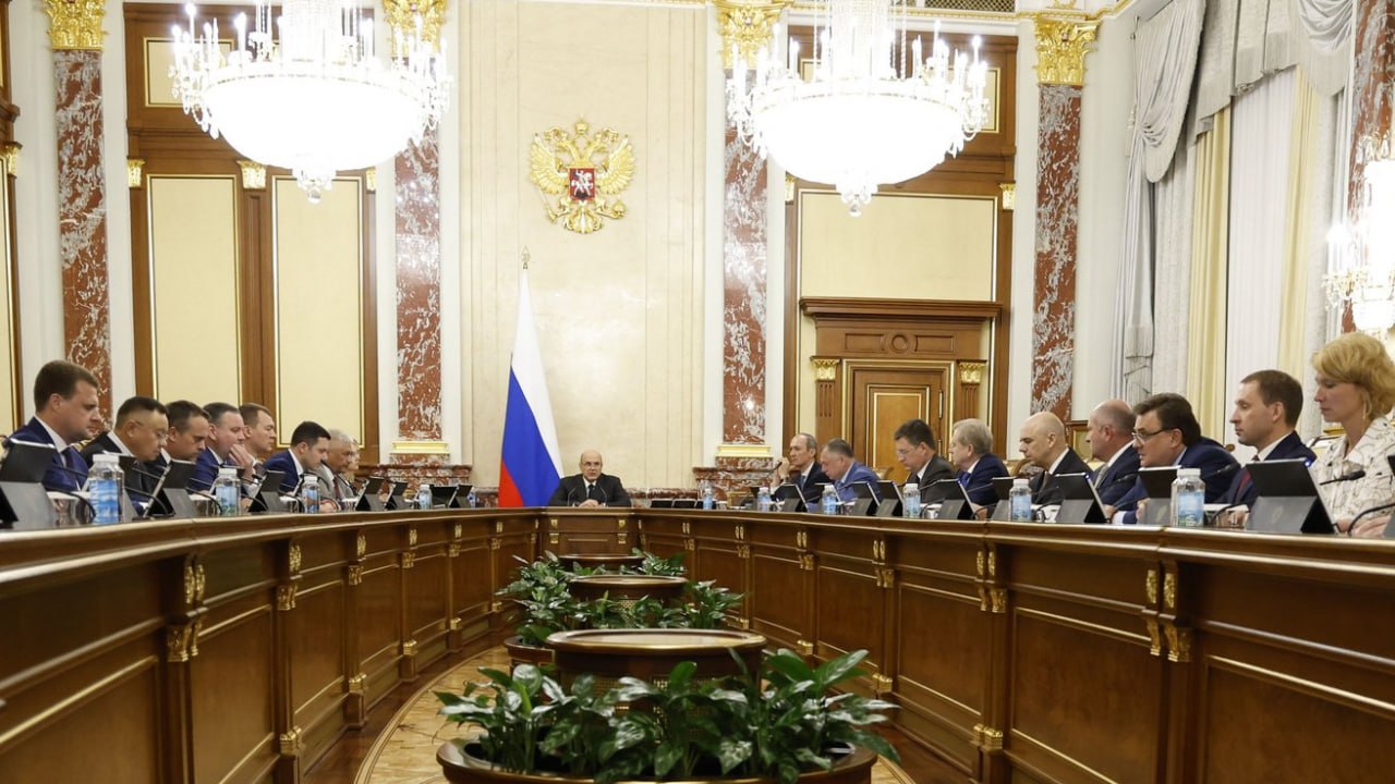 Запуск железнодорожного маршрута Минводы – Дербент может получить финансирование до 2028 года Сегодня состоялось заседание Правительственной комиссии по вопросам социально-экономического развития Северо-Кавказского федерального округа. По его итогам Минтранс, Минэкономразвития, Минфин, РЖД и власти Дагестана, Ингушетии и Чеченской Республики, по поручению Михаила Мишустина должны проработать проект железнодорожного сообщения по маршруту Минеральные Воды – Назрань – Грозный – Махачкала – Дербент. Первый этап — восстановление участка Слепцовская – Грозный. Требуемый объём инвестиций оценивается в 15 млрд рублей с реализацией до 2028 года. Подпишись — это Кавказ Сегодня!
