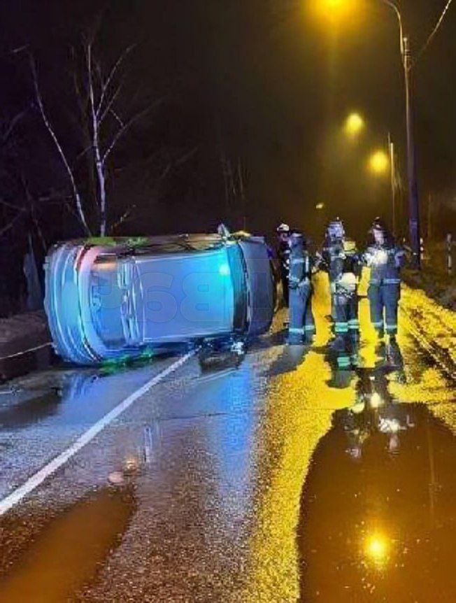 Пьяный мужчина попал в ДТП, сбежал из больницы и устроил новую аварию в Петербурге  Сотрудники Росгвардии увидели перевёрнутый каршеринг «Geely» посреди улицы. Внутри был заблокирован водитель с перебинтованной головой.  Спасатели вызволили 44-летнего мужчину с признаками опьянения, оказали помощь и передали ГАИ. Он отказался от медосвидетельствования.  Позже выяснилось, что приключения мужчины начались ещё раньше. Незадолго до этой аварии он попал в ДТП на другой машине.   Тогда мужчину увезли в больницу, где ему перебинтовали голову. Однако задерживаться пациент не стал и вскоре сбежал из медучреждения. После этого он воспользовался каршерингом, но снова попал в аварию.