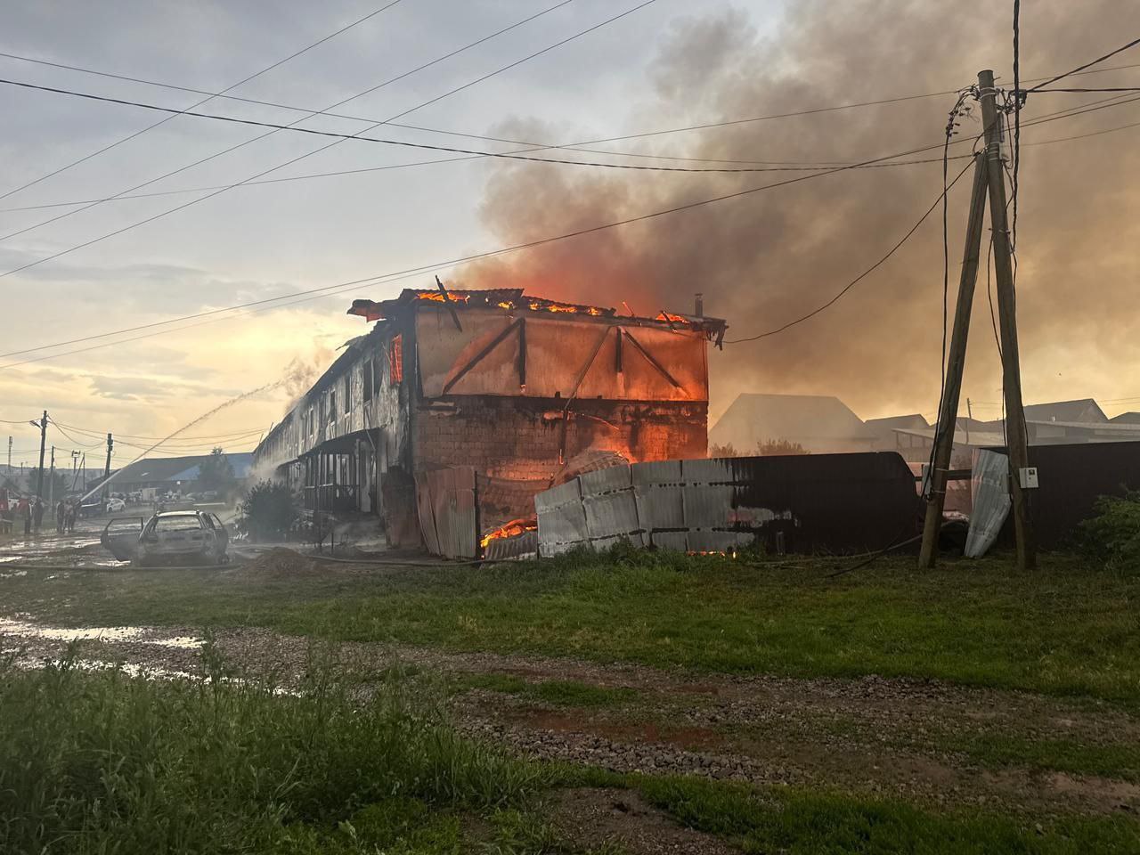 Молния ударила в жилой дом в Дрокино: очевидцы сообщают о пожаре  Подписчики передают, что молния на их глазах попала в дом в микрорайоне Школьный. После этого у здания загорелась крыша.  В МЧС уточнили, что горит таунхаус, но не смогли подтвердить, что возгорание произошло именно из-за молнии. В ведомстве добавили, что причину пожара будет устанавливать дознаватель. Предварительная площадь — 250 кв. м. Информации о пострадавших не поступало.  На месте работают семь единиц техники и 28 человек.  Фото: Другие Солонцы  Это Борус.Люди