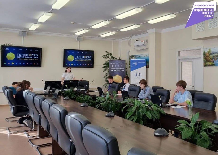 ТехноГТО трое школьников края получили золото за знания в сфере электроники кибербезопасности и БПЛА С октября по декабрь 2025 года на площадках 30 регионов страны прошла первая сдача нормативов по беспилотникам фактчекингу и другим направлениям Обладателями золотых значков ТехноГТО к началу 2026 года стали 105 человек Школьники из Хабаровска успешно сдали по 2 очных норматива на базе Центра IT куб За это достижение они смогут получить до 10 дополнительных баллов к ЕГЭ Весенняя сессия сдачи нормативов ТехноГТО стартует в марте Подробнее об участии на сайте technogto kruzhok org Комплекс является частью НТО и реализуется совместно с президентской платформой Россия страна возможностей нацпроекта Молодежь и дети нацпроекты27 ХАБАРОВСКИЙ КРАЙ в МАХ