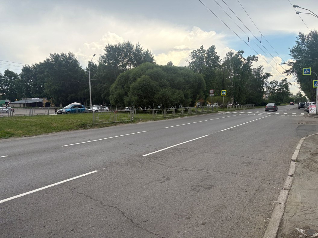 В Барнауле продолжают наносить дорожную разметку В краевой столице нанесли продольную разметку из износостойких материалов на проспектах Ленина, Строителей, Социалистическом, Красноармейском, улице Аванесова и Змеиногорском тракте. Об этом сообщает пресс-служба мэрии. Также была нанесена дорожная разметка на пл. Баварина, пл. Октября, пл. Советов, пл. Свободы, пл. Победы, в районе сквера им. Г. С. Титова, улицах Партизанской, Северо-Западной, Воровского, 8 Марта, Профсоюзов, Парфенова, Пушкина, Гоголя, Анатолия, Ползунова, Молодежной, Фурманова, Попова, Просторной, Никитина и на участках улиц Малахова от улицы Власихинской до улицы Сухэ-Батора, Челюскинцев от улицы Анатолия до улицы Мамонтова. Далее, согласно графику работ, нанесение дорожной разметки будет выполняться на аварийно-опасных участках, в местах концентрации ДТП. ТОЛК
