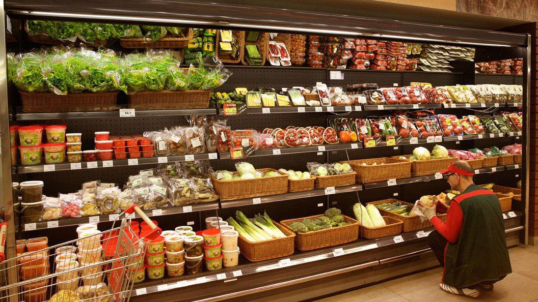 «Российская полка» должна стать народной – с продуктами местных производителей и доступными ценами  СРЗП будет дополнять законопроект о «российской полке». Так, чтобы он служил поддержке местных производителей и снижению цен.   Этот проект, напомню, обсуждается с 2023 года, сейчас правительство его по-прежнему дорабатывает. Но в нынешнем виде он обходит стороной самую острую проблему – цен на продукты. Квота для «российской полки» касается только непродовольственных товаров. Продовольственные, по мнению чиновников, и так есть в магазинах. Есть, но мы видим, по каким ценам и как эти цены растут каждый день.   При этом у небольших производителей, у мелких и средних фермеров с их недорогой продукцией нет прямого доступа на прилавки. Торговые сети закупаются у крупных агрохолдингов, поставщиков-перекупщиков, которые накручивают и диктуют цены.   Поэтому поправкой к законопроекту кабмина мы будем вносить наше важное предложение: на полках супермаркетов обязательно должны быть основные продукты региональных производителей. И они должны составлять не меньше 10% от всего ассортимента товаров. Эта норма позволит поддержать местное производство, устранить спекулянтов, усилить конкуренцию и снизить цены на продукты.  #цены #российская #полка #продукты #рост_цен   -канал Сергея Миронова